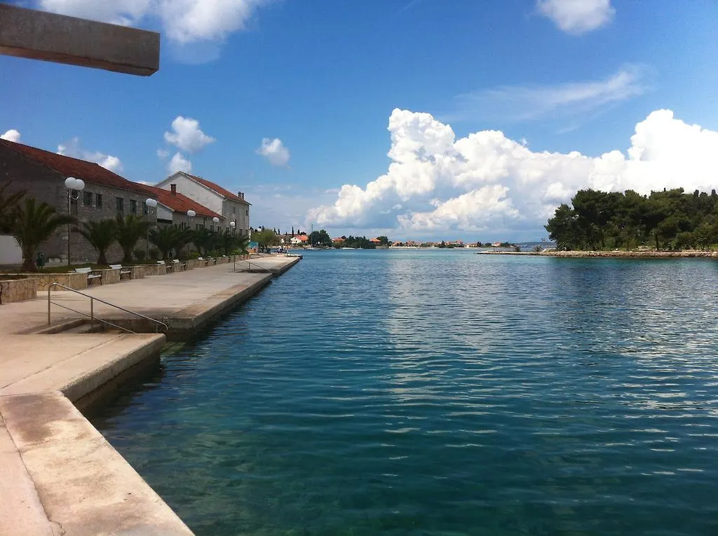 Apartments Gvardiol Preko 0*,  Kroatien