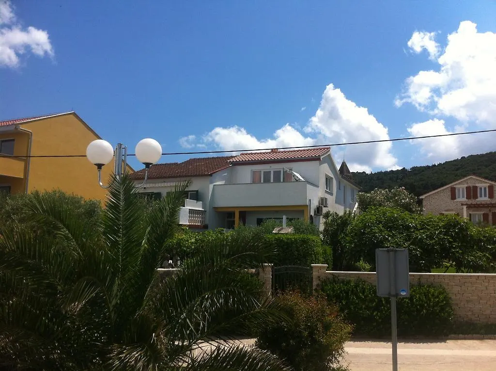 Apartments Gvardiol Preko 0*,