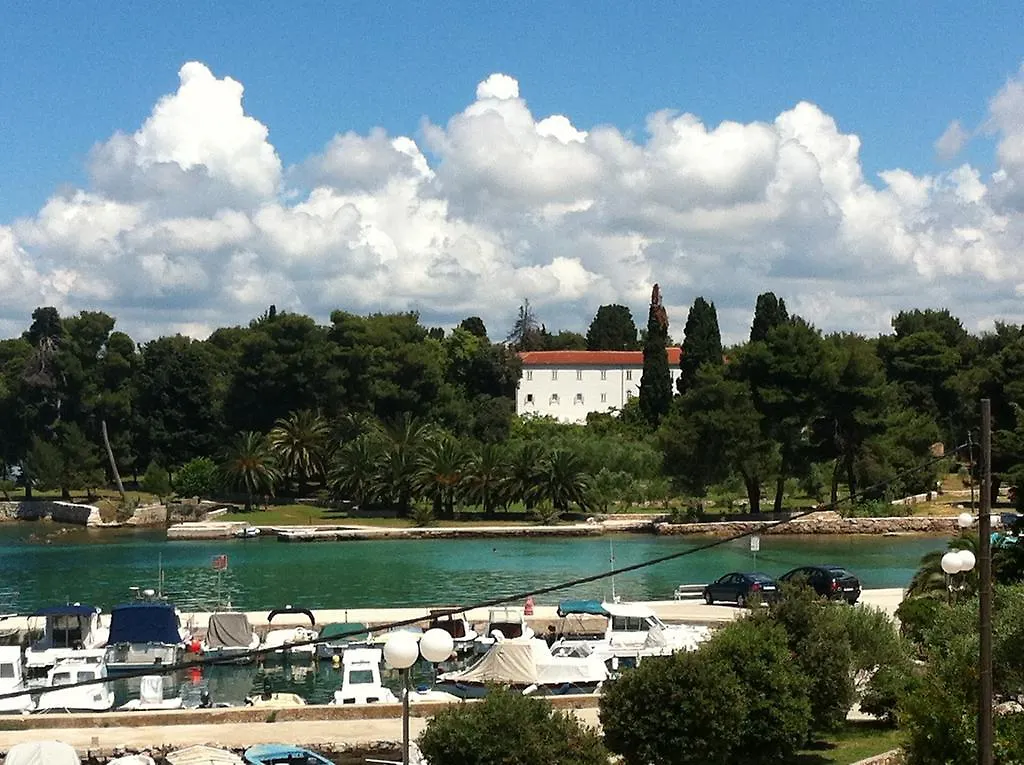Apartments Gvardiol Preko 0*,  Kroatien
